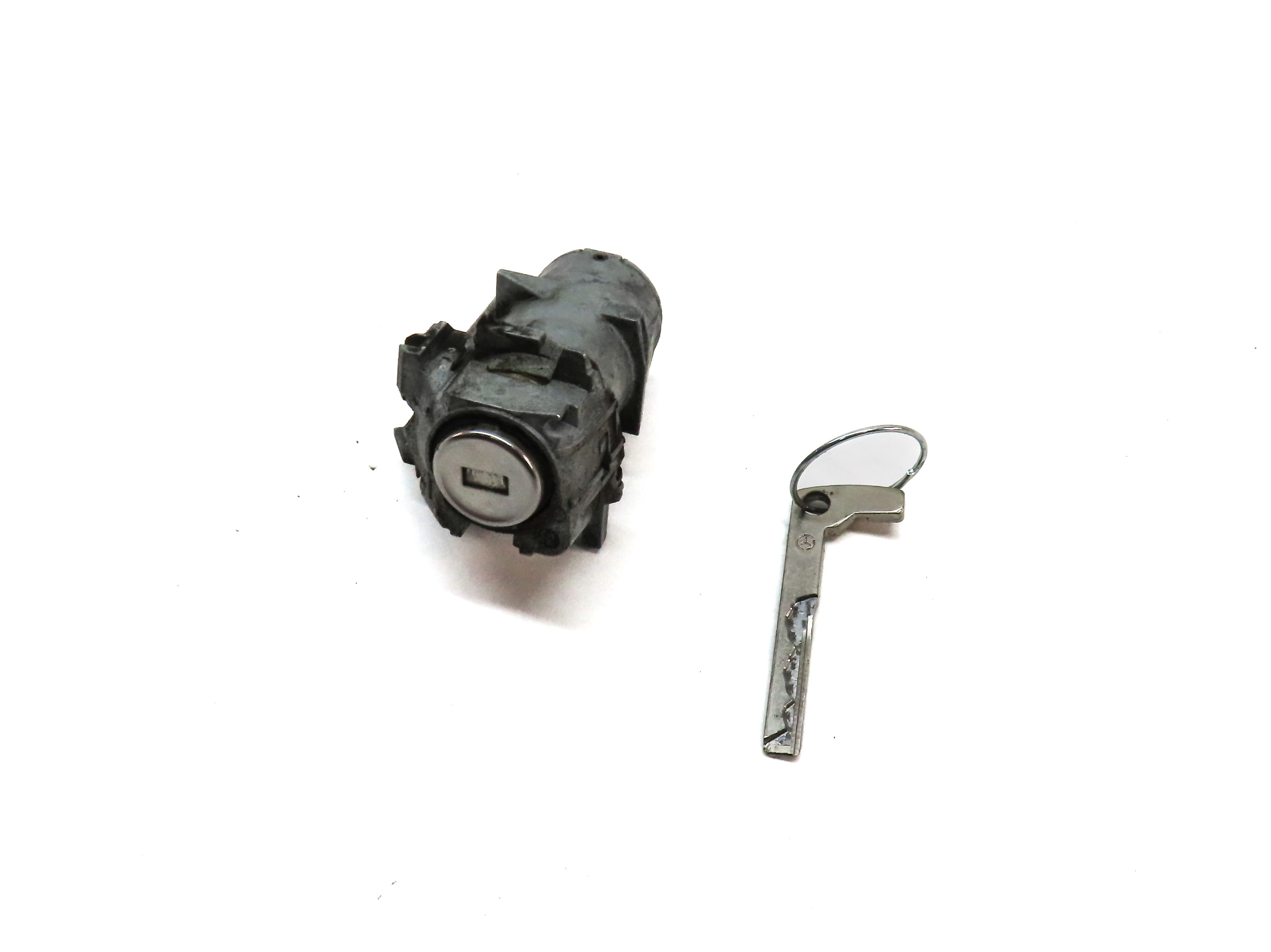 2016 MERCEDES GLA250 (X156) FRONT LEFT DRIVER DOOR HANDLE LOCK CYLINDER w/ KEY — exact item pictured